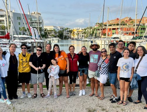 Éxito del SUP Yoga inclusivo con la Asociación CADI en Puerto Sotogrande
