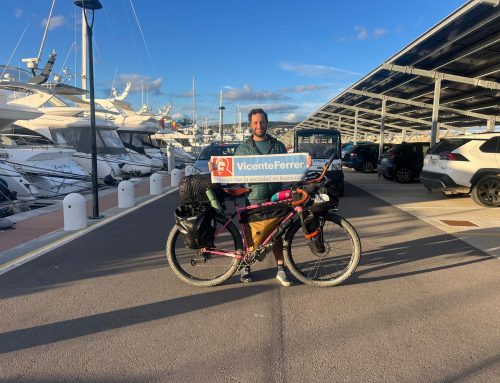 Alfie Recarte Olaran convierte el viaje en compromiso: pedalear para conectar culturas y abrir caminos educativos