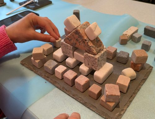 El escultor Ariel Elizondo regresa a Puerto Sotogrande con nuevas obras y talleres creativos de escultura en piedra